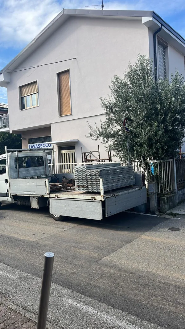 Facciata abitazione e negozio