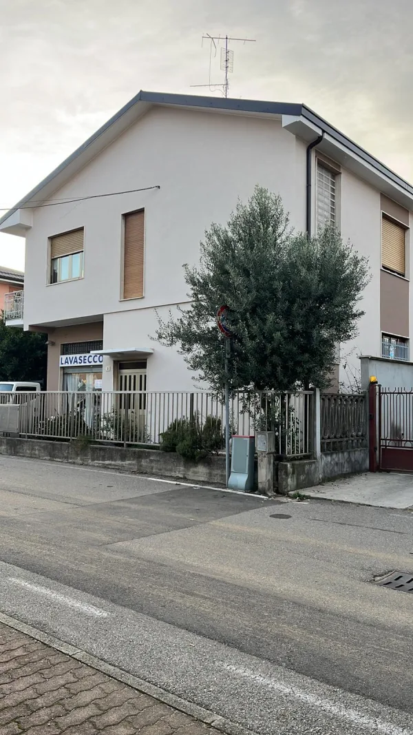 Facciata abitazione e negozio