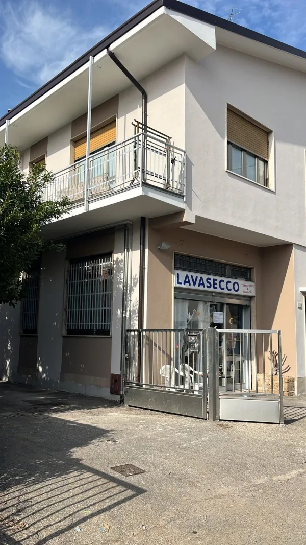 Facciata abitazione e negozio