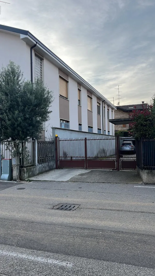 Facciata abitazione e negozio