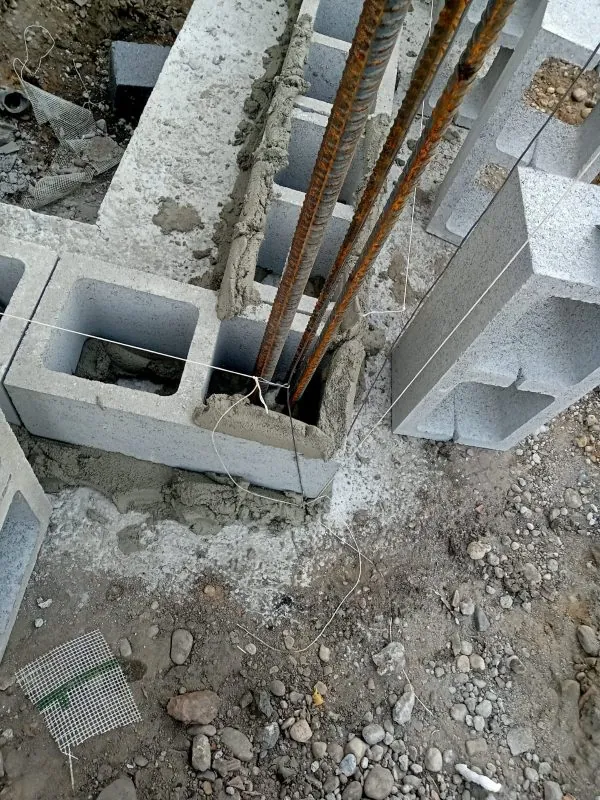 Muri in blocchi di calcestruzzo.