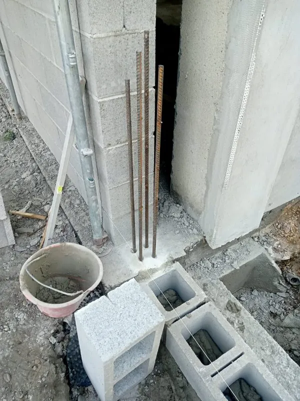 Muri in blocchi di calcestruzzo.
