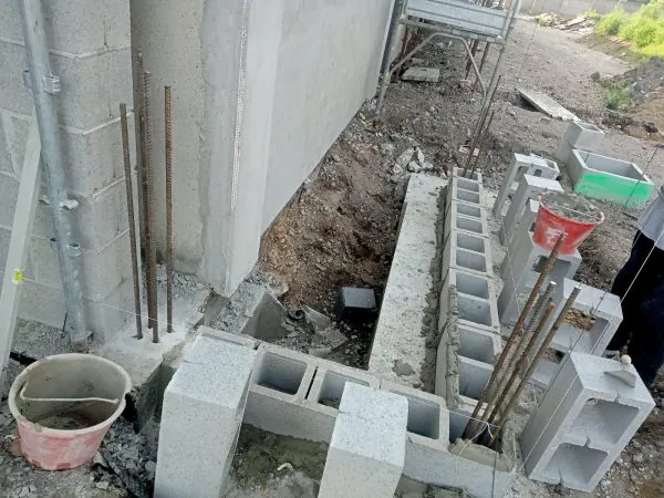 Muri in blocchi di calcestruzzo.