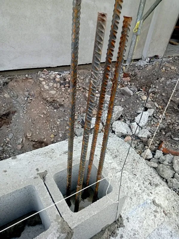 Muri in blocchi di calcestruzzo.