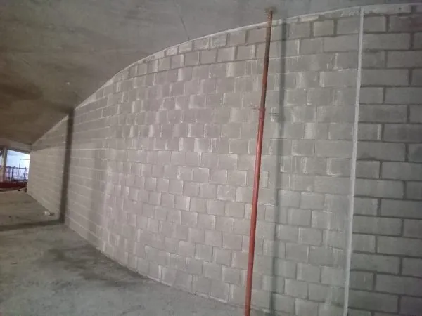 Muri in blocchi di calcestruzzo.